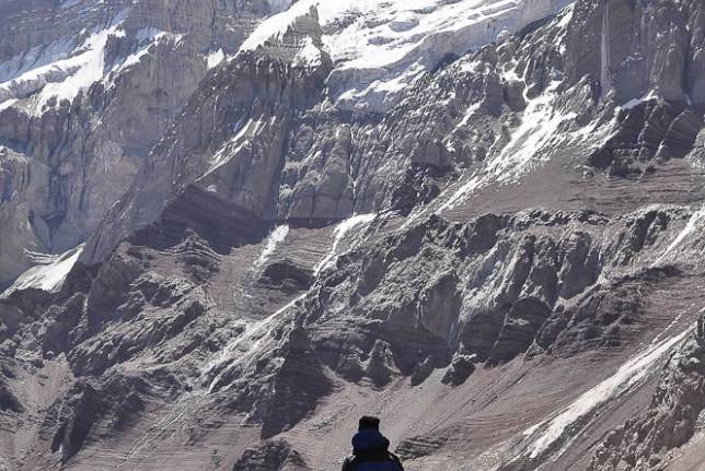 Admirando os dois quilômetros de altura da imponente parede sul do Aconcágua, a 4.300 metros de altitude, na região de Mendoza, no oeste da Argentina